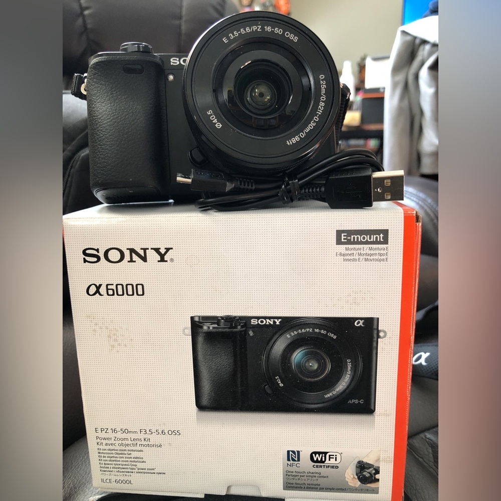 Sony a6000 mirrorless digital camera with Box! Like New!